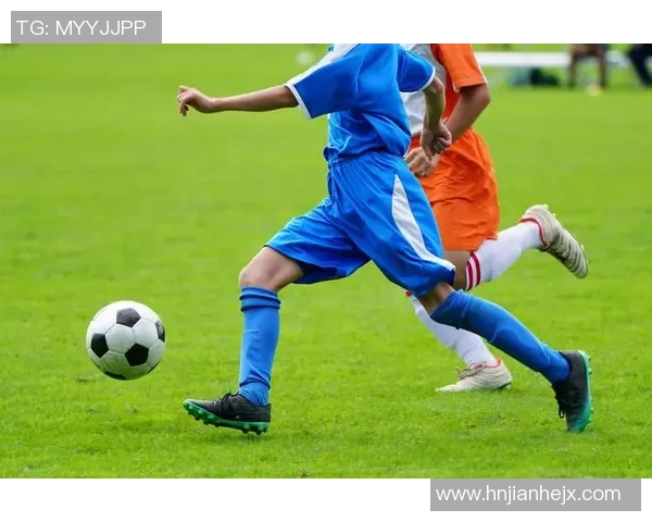 揭秘顶级球星日常训练全过程展现足球技艺与体能锤炼秘诀